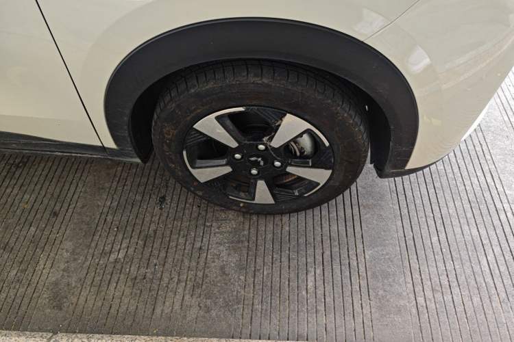 Used Wuling Bingo PLUS 2024 401 km Range 5-Seater Version Right Front Wheel Hub