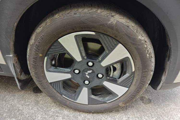 Used Wuling Bingo PLUS 2024 401 km Range 5-Seater Version Right Front Wheel Hub