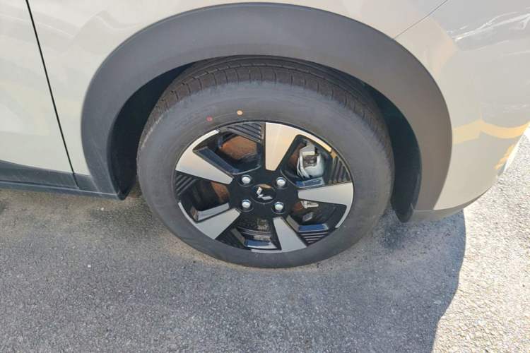 Used Wuling Bingo PLUS 2024 330 km Range Five-Seater Version Right Front Wheel Hub