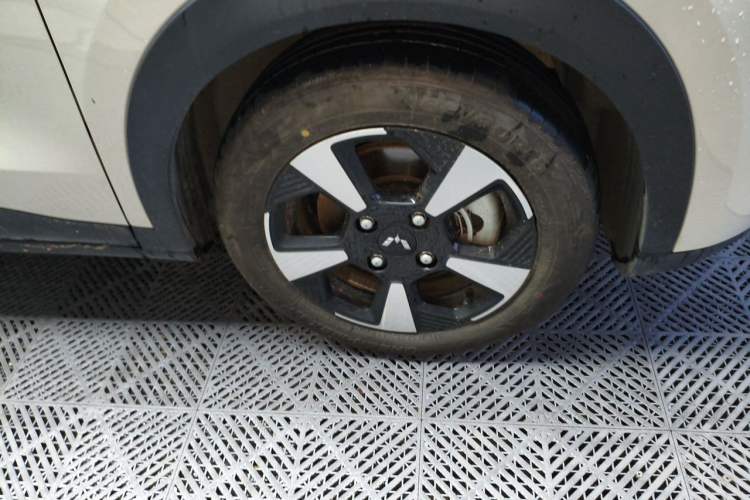 Used Wuling Bingo PLUS 2024 330 km Range Five-Seater Version Right Front Wheel Hub