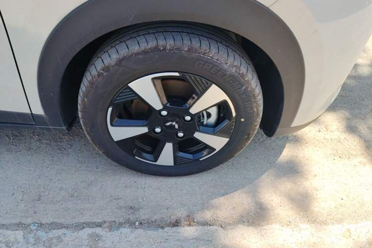 Used Wuling Bingo PLUS 2024 330 km Range Five-Seater Version Right Front Wheel Hub