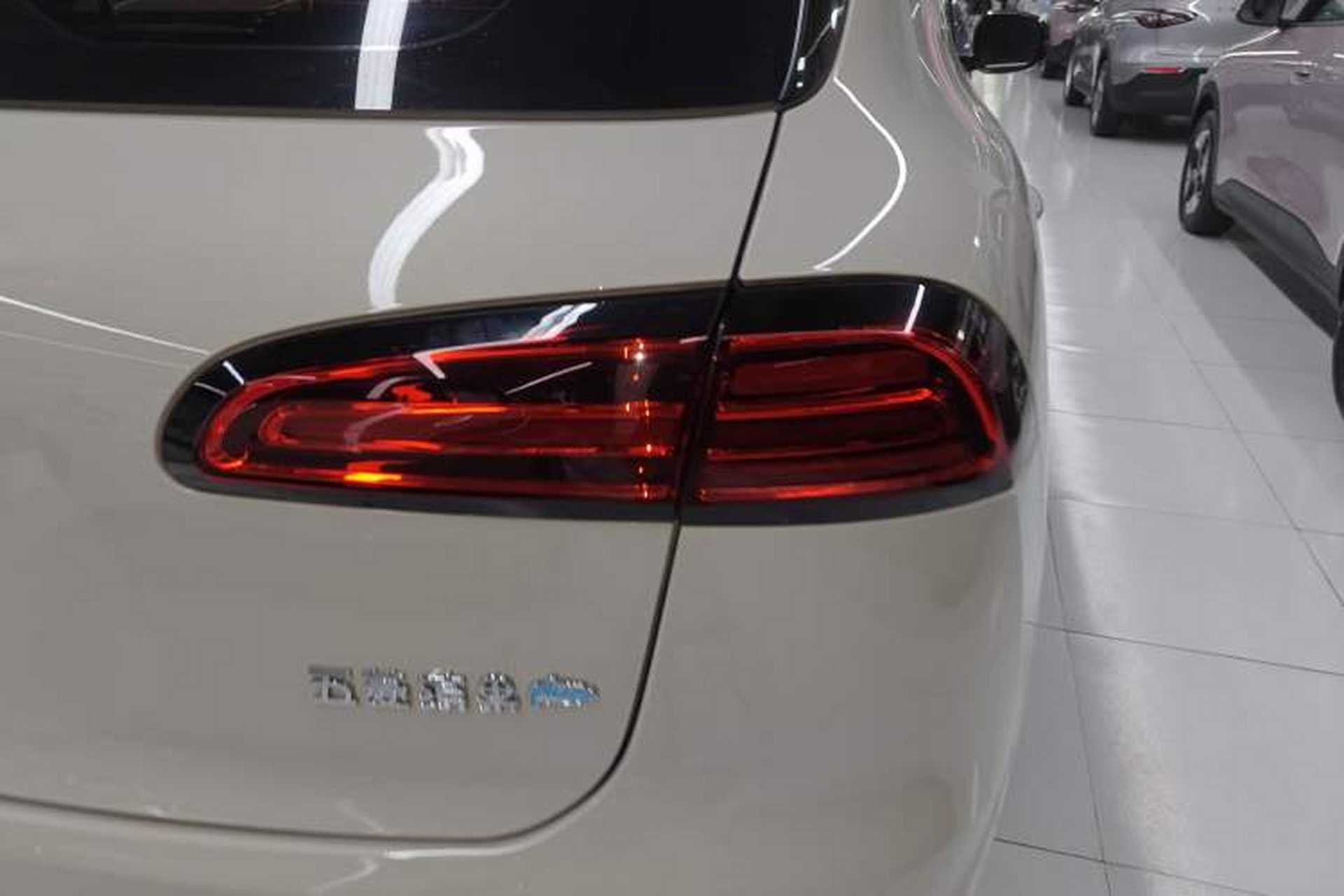 Used Wuling Bingo PLUS 2024 401 km Range 5-Seater Version Right Rear Taillight