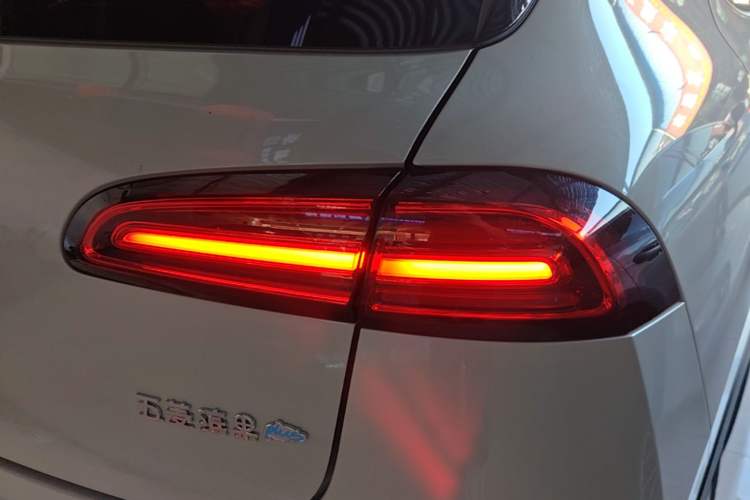 Used Wuling Bingo PLUS 2024 401 km Range 5-Seater Version Right Rear Taillight
