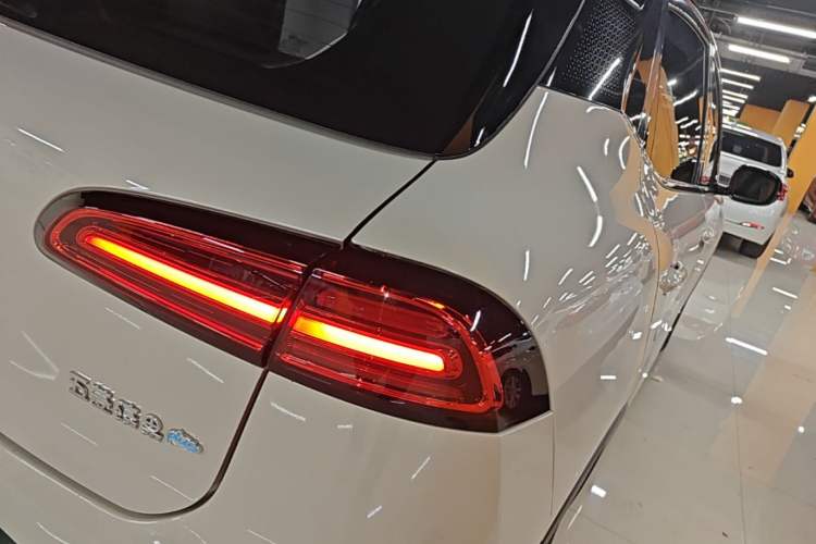 Used Wuling Bingo PLUS 2024 330 km Range Five-Seater Version Right Rear Taillight