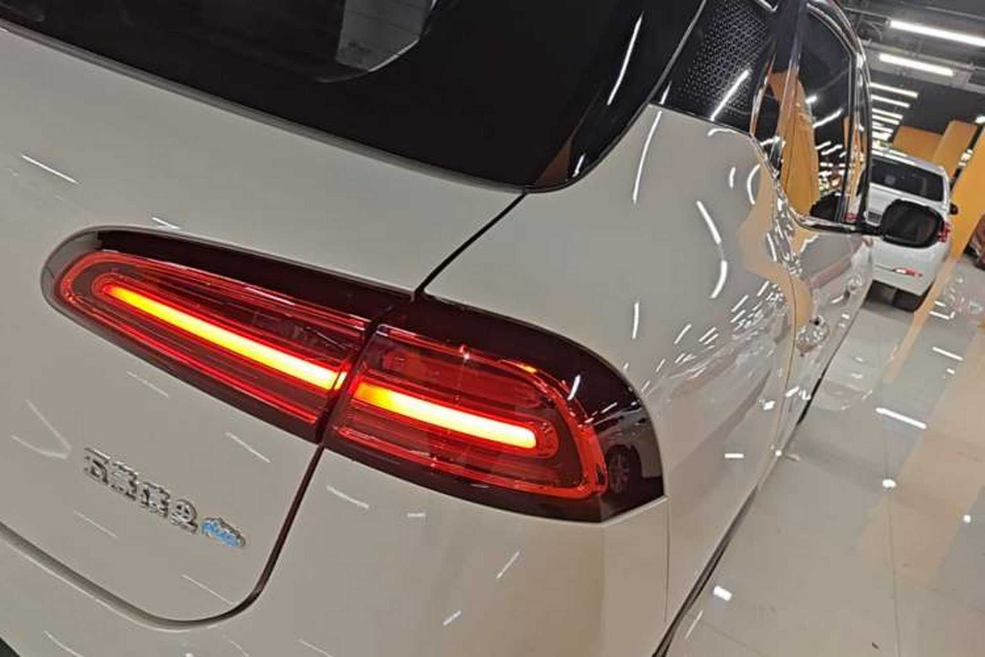 Used Wuling Bingo PLUS 2024 330 km Range Five-Seater Version Right Rear Taillight