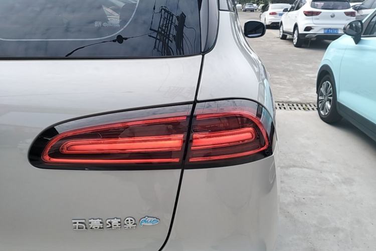 Used Wuling Bingo PLUS 2024 330 km Range Five-Seater Version Right Rear Taillight