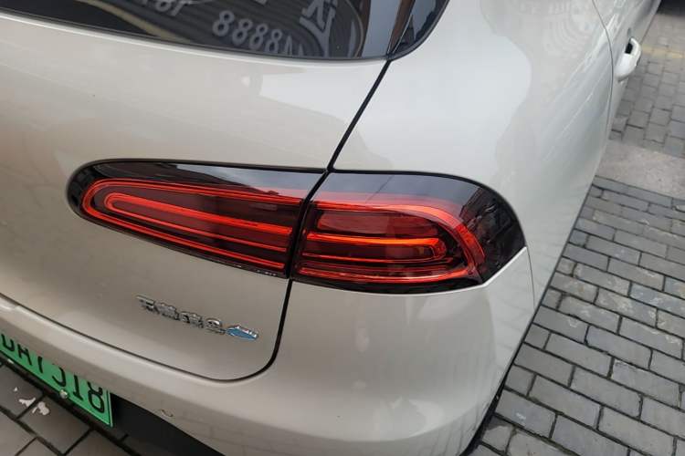 Used Wuling Bingo PLUS 2024 330 km Range Five-Seater Version Right Rear Taillight