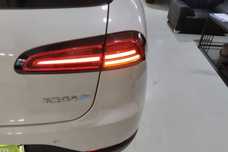 Used Wuling Bingo PLUS 2024 330 km Range Five-Seater Version Right Rear Taillight
