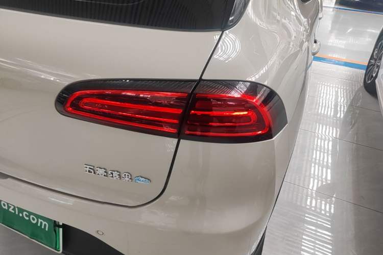 Used Wuling Bingo PLUS 2024 330 km Range Five-Seater Version Right Rear Taillight