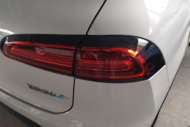 Used Wuling Bingo PLUS 2024 330 km Range Five-Seater Version Right Rear Taillight