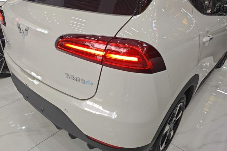 Used Wuling Bingo PLUS 2024 330 km Range Five-Seater Version Right Rear Taillight