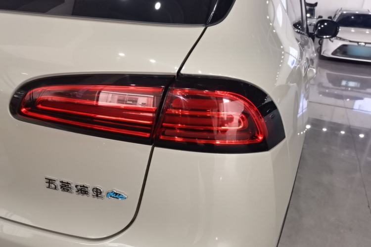 Used Wuling Bingo PLUS 2024 330 km Range Five-Seater Version Right Rear Taillight