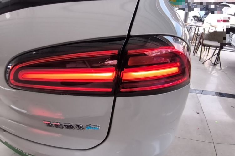 Used Wuling Bingo PLUS 2024 401 km Range 5-Seater Version Right Rear Taillight