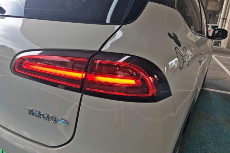 Used Wuling Bingo PLUS 2024 330 km Range Five-Seater Version Right Rear Taillight
