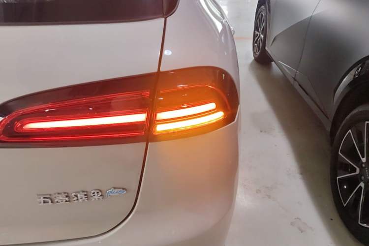 Used Wuling Bingo PLUS 2024 330 km Range Five-Seater Version Right Rear Taillight