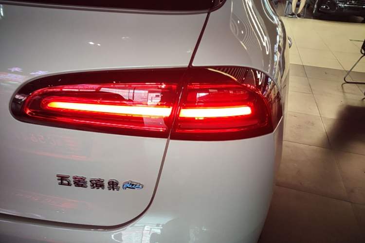 Used Wuling Bingo PLUS 2024 401 km Range 5-Seater Version Right Rear Taillight