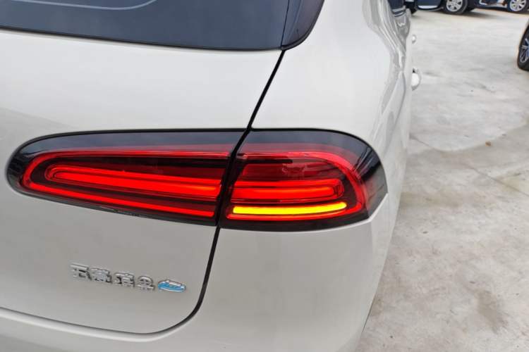 Used Wuling Bingo PLUS 2024 330 km Range Five-Seater Version Right Rear Taillight