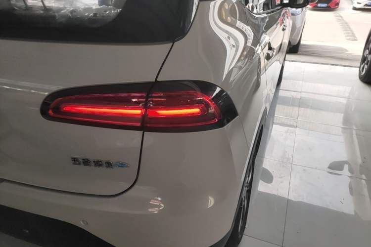 Used Wuling Bingo PLUS 2024 401 km Range 5-Seater Version Right Rear Taillight