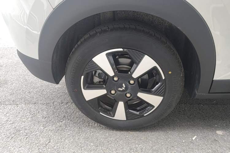 Used Wuling Bingo PLUS 2024 330 km Range Five-Seater Version Right Rear Wheel Hub