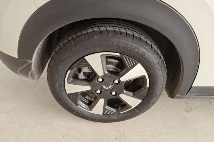 Used Wuling Bingo PLUS 2024 330 km Range Five-Seater Version Right Rear Wheel Hub