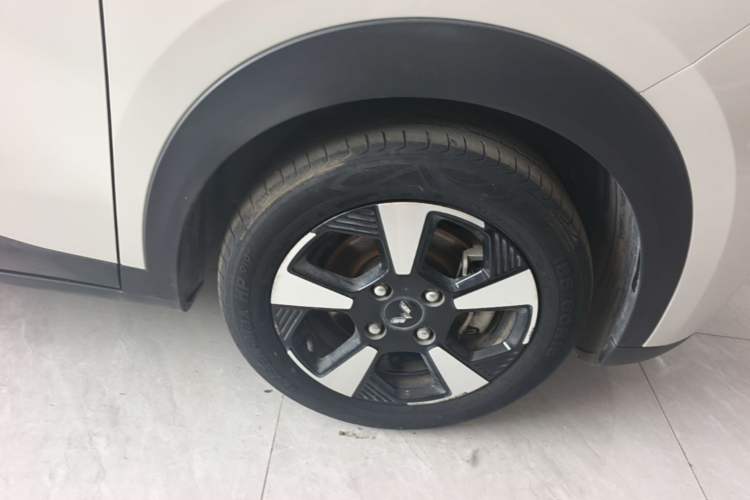 Used Wuling Bingo PLUS 2024 330 km Range Five-Seater Version Right Rear Wheel Hub