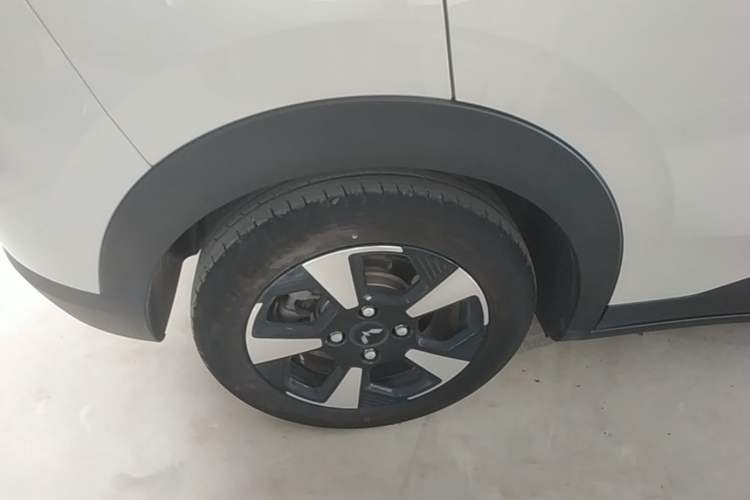 Used Wuling Bingo PLUS 2024 330 km Range Five-Seater Version Right Rear Wheel Hub