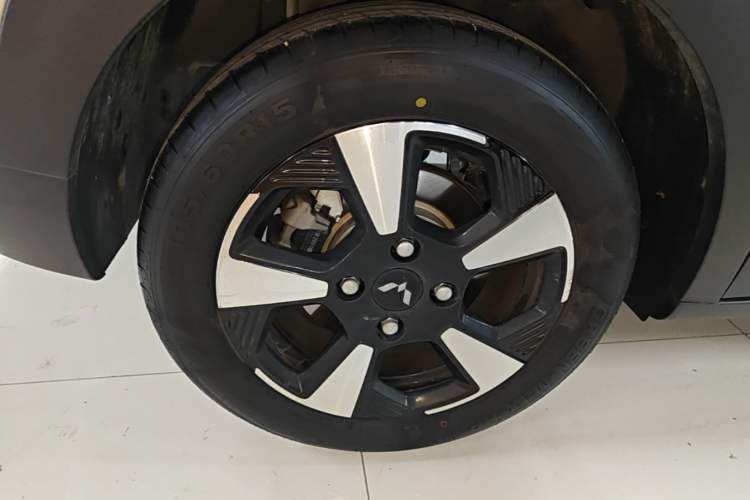 Used Wuling Bingo PLUS 2024 330 km Range Five-Seater Version Right Rear Wheel Hub