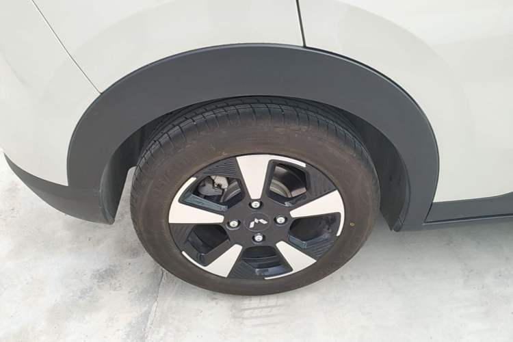 Used Wuling Bingo PLUS 2024 330 km Range Five-Seater Version Right Rear Wheel Hub