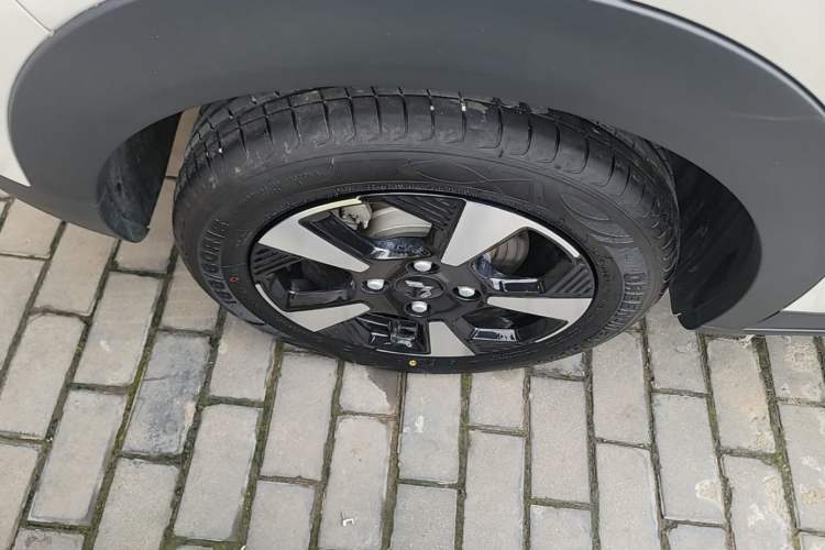 Used Wuling Bingo PLUS 2024 330 km Range Five-Seater Version Right Rear Wheel Hub