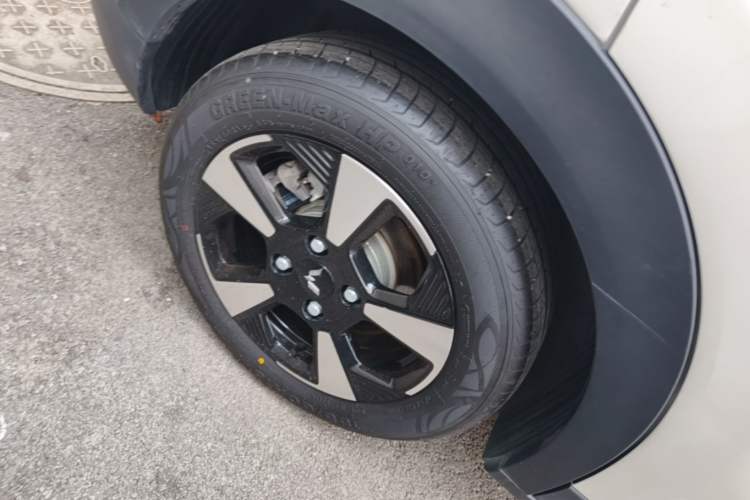 Used Wuling Bingo PLUS 2024 401 km Range 5-Seater Version Right Rear Wheel Hub