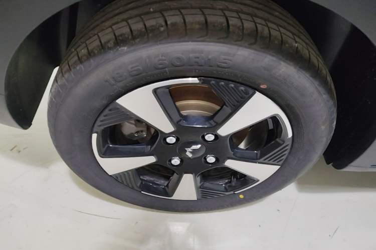 Used Wuling Bingo PLUS 2024 330 km Range Five-Seater Version Right Rear Wheel Hub