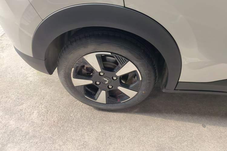 Used Wuling Bingo PLUS 2024 510 km Range 5-Seater Version Right Rear Wheel Hub