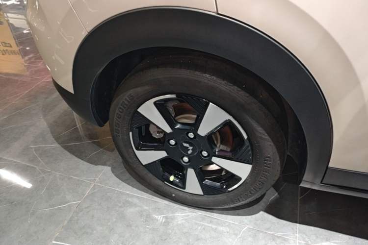 Used Wuling Bingo PLUS 2024 401 km Range 5-Seater Version Right Rear Wheel Hub