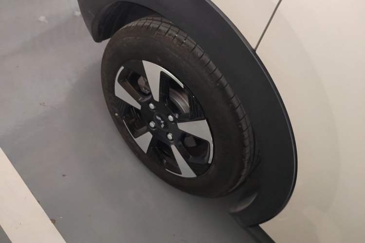 Used Wuling Bingo PLUS 2024 330 km Range Five-Seater Version Right Rear Wheel Hub