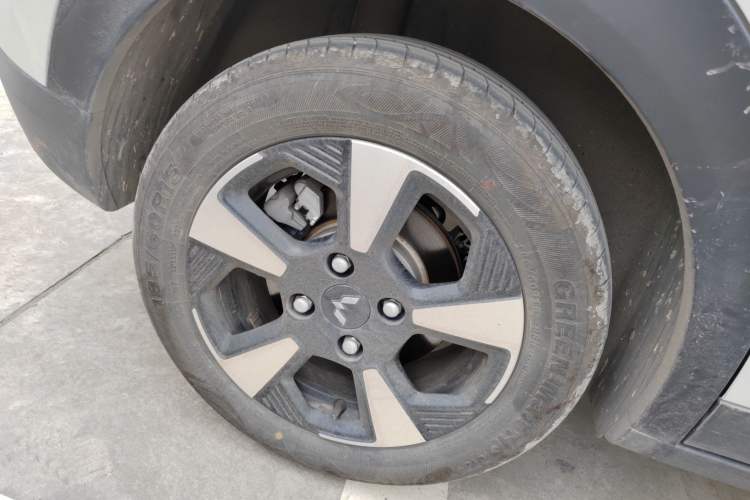 Used Wuling Bingo PLUS 2024 330 km Range Five-Seater Version Right Rear Wheel Hub