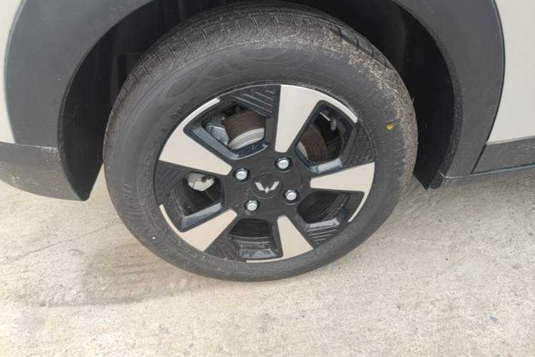 Used Wuling Bingo PLUS 2024 510 km Range 5-Seater Version Right Rear Wheel Hub