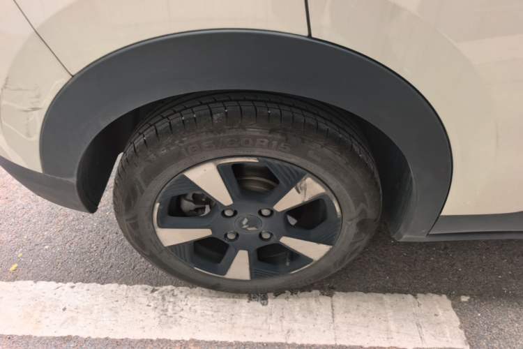 Used Wuling Bingo PLUS 2024 330 km Range Five-Seater Version Right Rear Wheel Hub