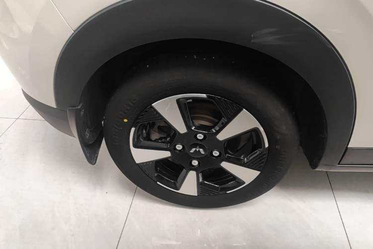 Used Wuling Bingo PLUS 2024 330 km Range Five-Seater Version Right Rear Wheel Hub
