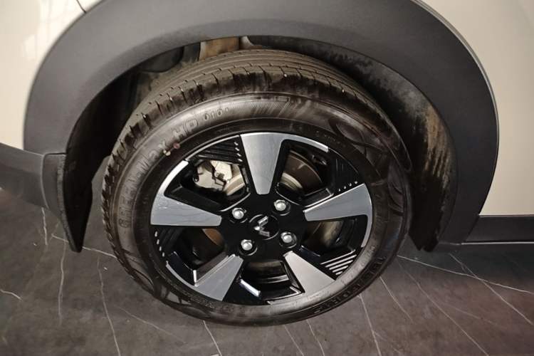 Used Wuling Bingo PLUS 2024 330 km Range Five-Seater Version Right Rear Wheel Hub