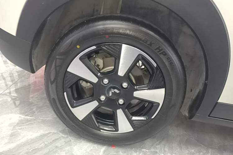 Used Wuling Bingo PLUS 2024 330 km Range Five-Seater Version Right Rear Wheel Hub