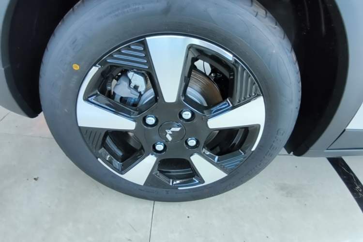 Used Wuling Bingo PLUS 2024 401 km Range 5-Seater Version Right Rear Wheel Hub