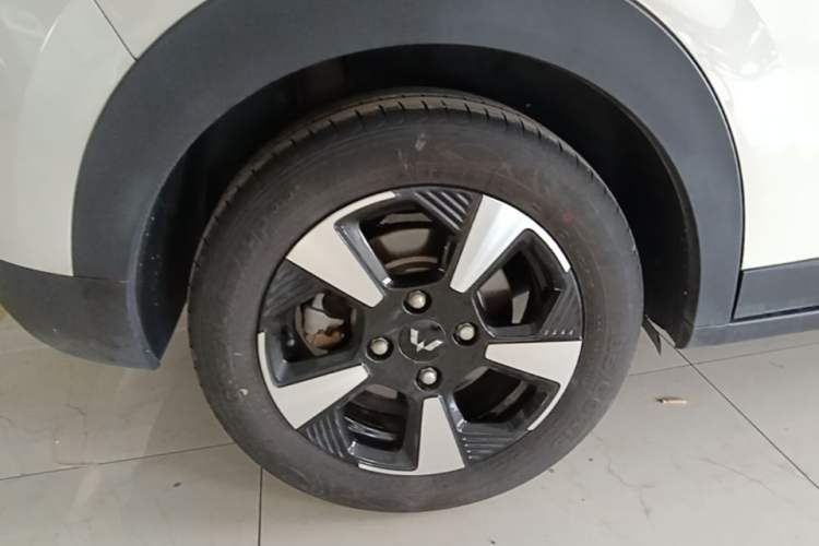 Used Wuling Bingo PLUS 2024 330 km Range Five-Seater Version Right Rear Wheel Hub