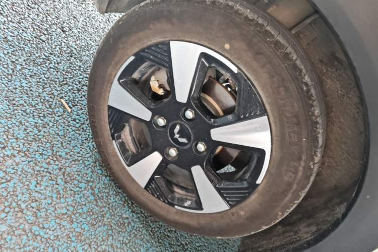 Used Wuling Bingo PLUS 2024 330 km Range Five-Seater Version Right Rear Wheel Hub