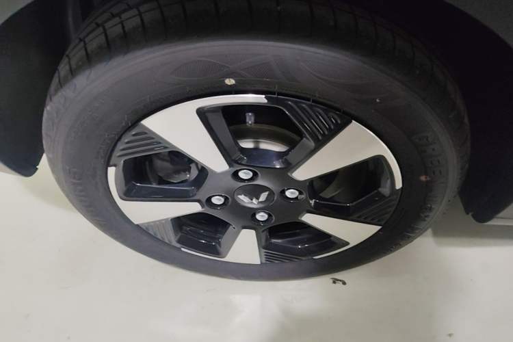 Used Wuling Bingo PLUS 2024 330 km Range Five-Seater Version Right Rear Wheel Hub