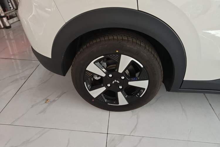 Used Wuling Bingo PLUS 2024 401 km Range 5-Seater Version Right Rear Wheel Hub