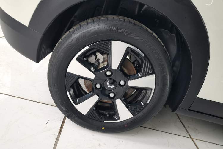 Used Wuling Bingo PLUS 2024 401 km Range 5-Seater Version Right Rear Wheel Hub