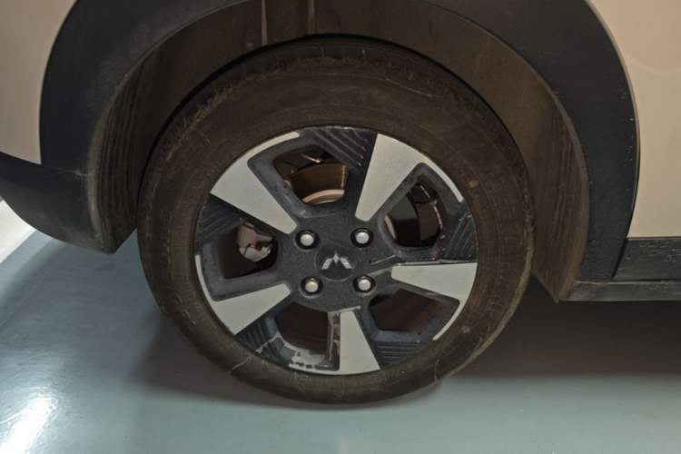 Used Wuling Bingo PLUS 2024 330 km Range Five-Seater Version Right Rear Wheel Hub