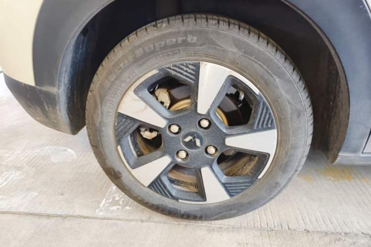 Used Wuling Bingo PLUS 2024 330 km Range Five-Seater Version Right Rear Wheel Hub