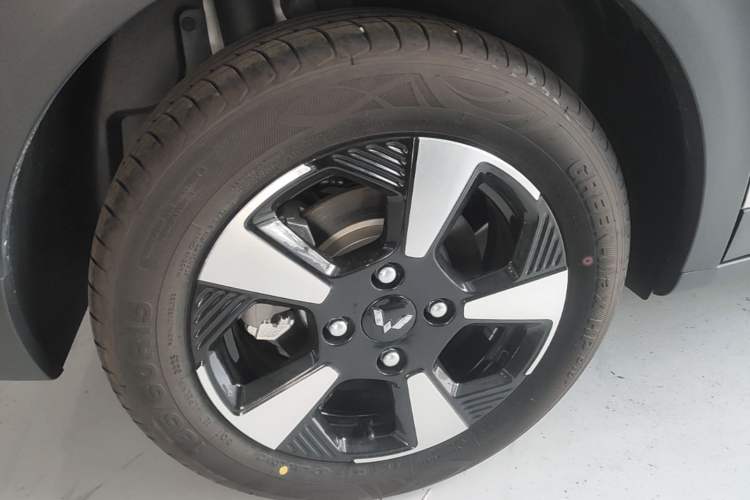 Used Wuling Bingo PLUS 2024 401 km Range 5-Seater Version Right Rear Wheel Hub