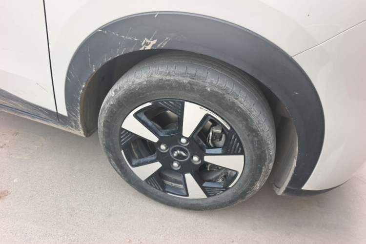 Used Wuling Bingo PLUS 2024 330 km Range Five-Seater Version Right Rear Wheel Hub